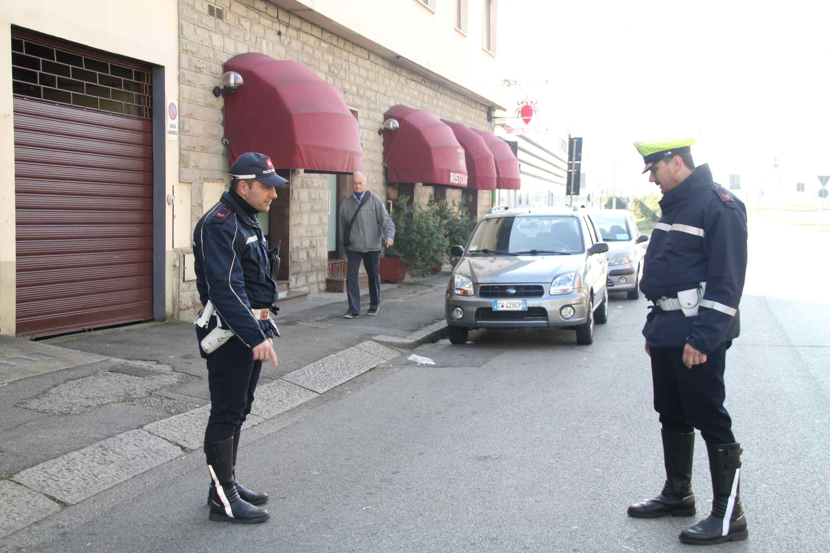 La polizia municipale in via Valentini dove avvenne l'incidente mortale