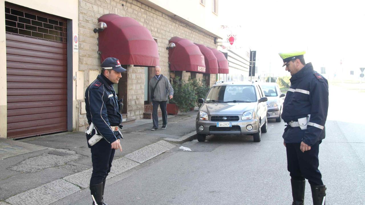 La polizia municipale in via Valentini dove avvenne l'incidente mortale