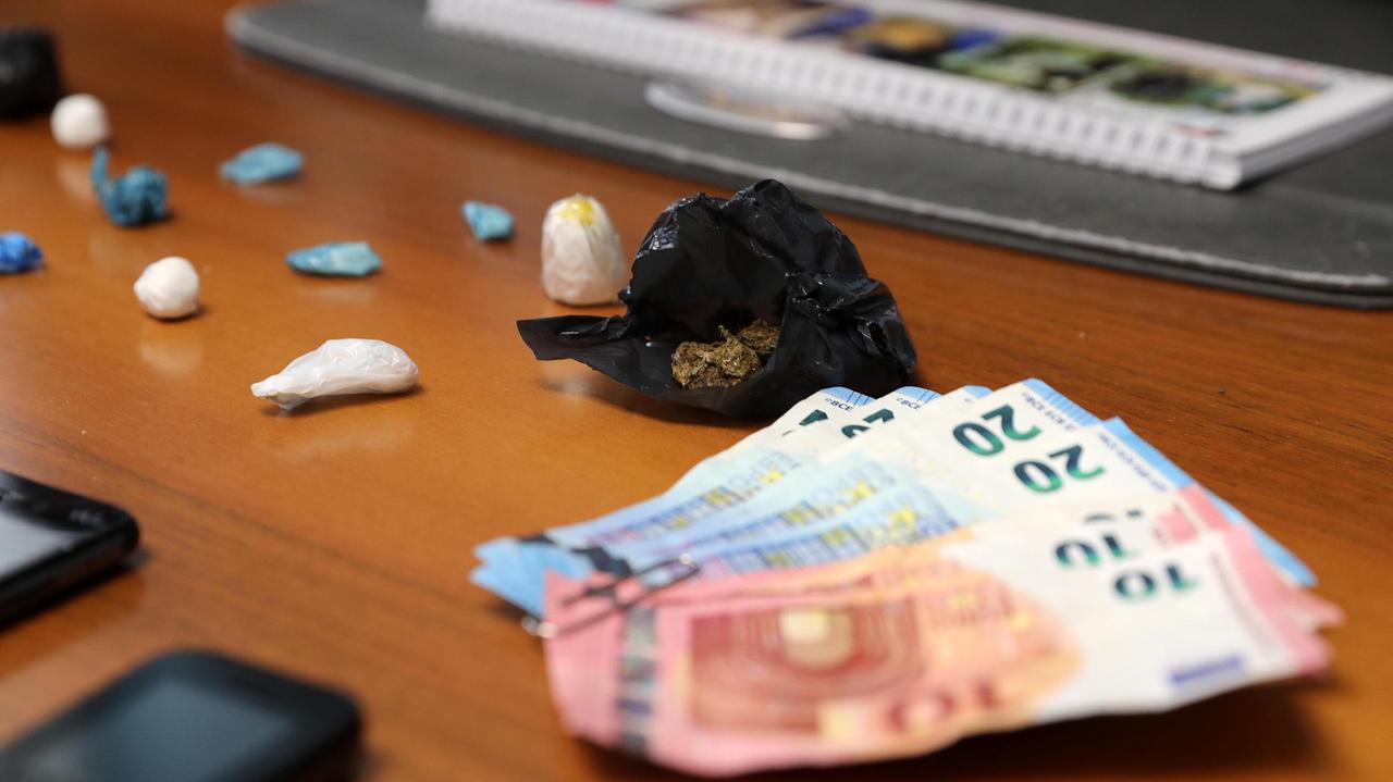 Droga e soldi sequestrati il 20 gennaio dai carabinieri nel blitz di Montecatini che portà all'arresto di 4 spacciatori nigeriani (Foto Nucci)