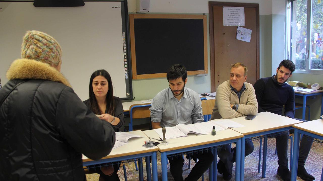 Un seggio elettorale al lavoro (foto d'archivio)