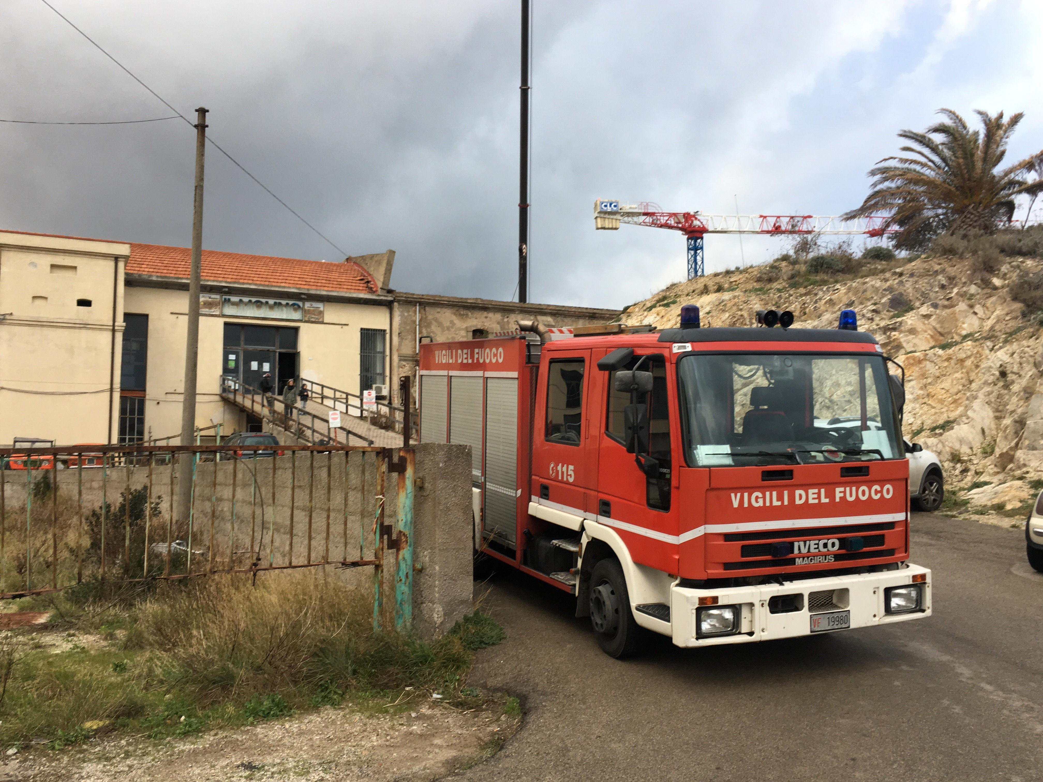 Vigili del fuoco in via Tesei