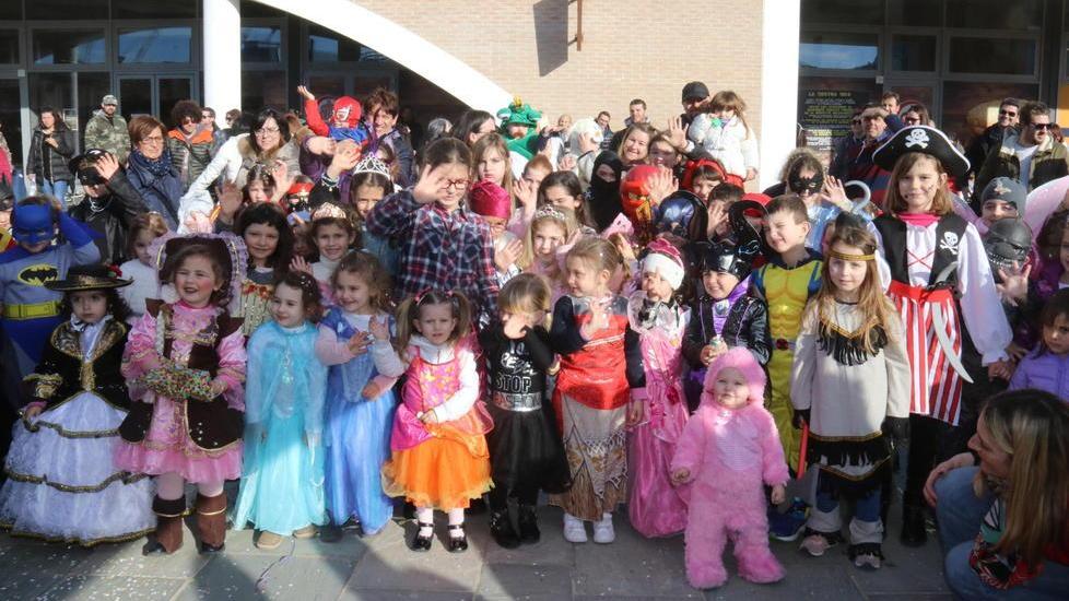 Carnevale a Porta a Mare con maschere e carri in miniatura