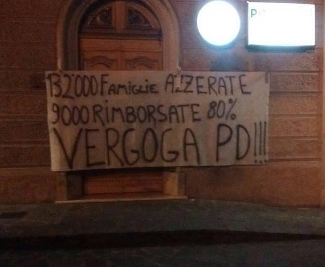 Striscione di protesta alla sede del Pd