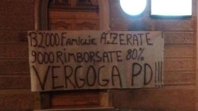 Striscione di protesta alla sede del Pd