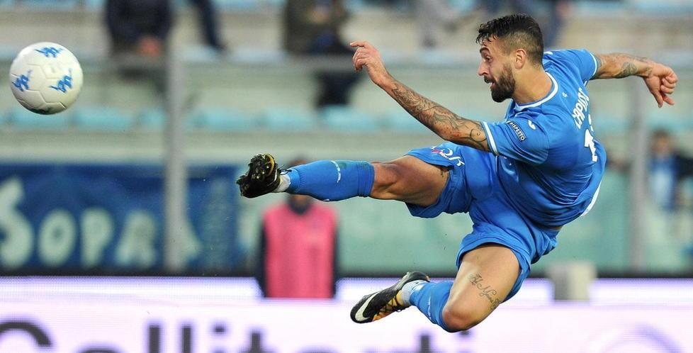 Il bomber che sfida uno stadio intero... 