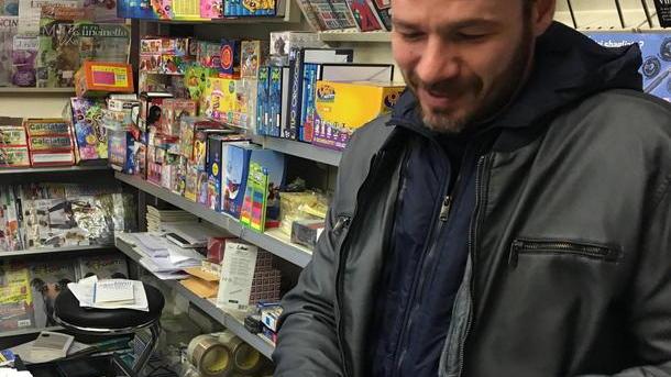 Via spiccioli e biglietti del bus dall’edicola di via Veneto