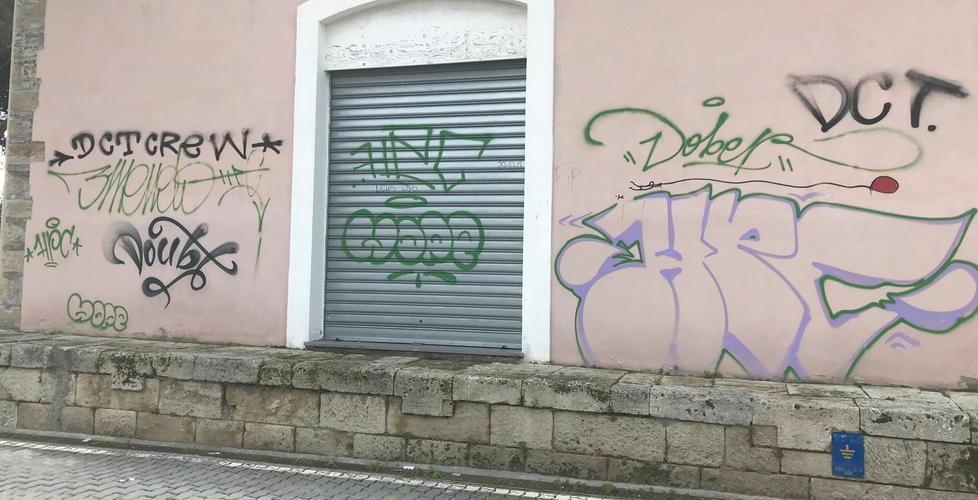 Vuota e sporca, la stazione chiede aiuto 