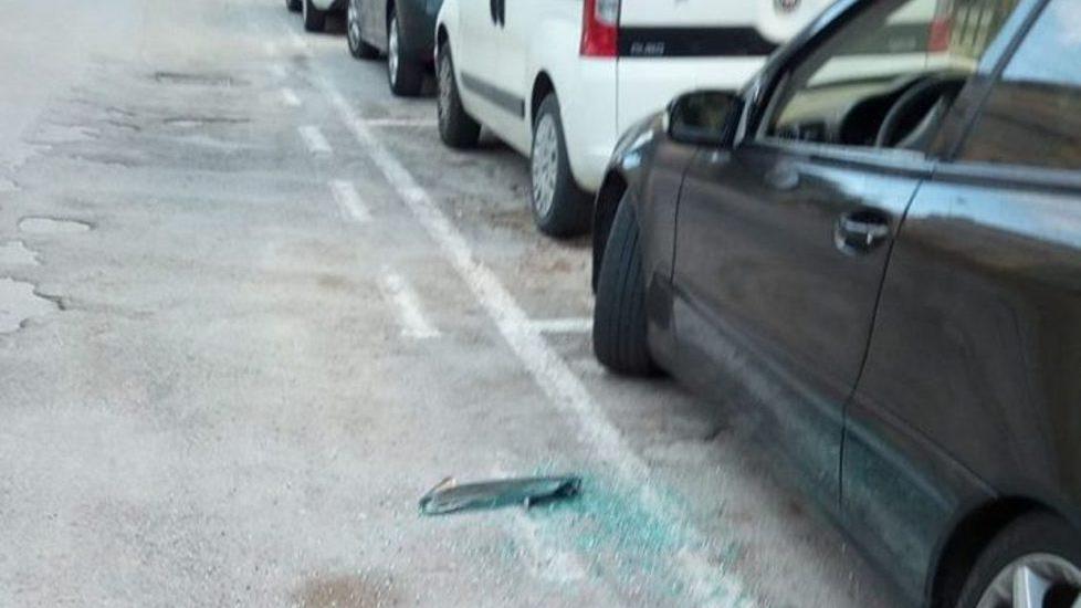 Spaccano i finestrini e rubano nelle auto
