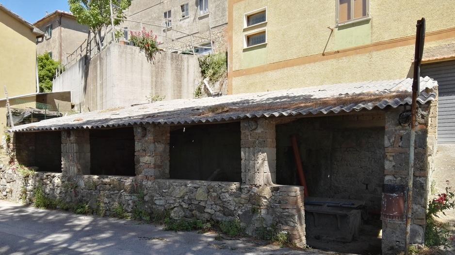 Pozzetti demoliti, polemica e petizione