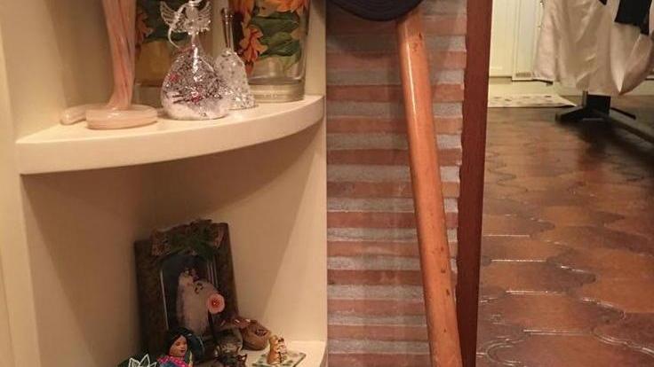 Abbandonano il piccone con cui devastano la casa