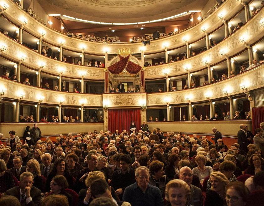 La Banca di Pescia compra centinaia di biglietti al Giglio 