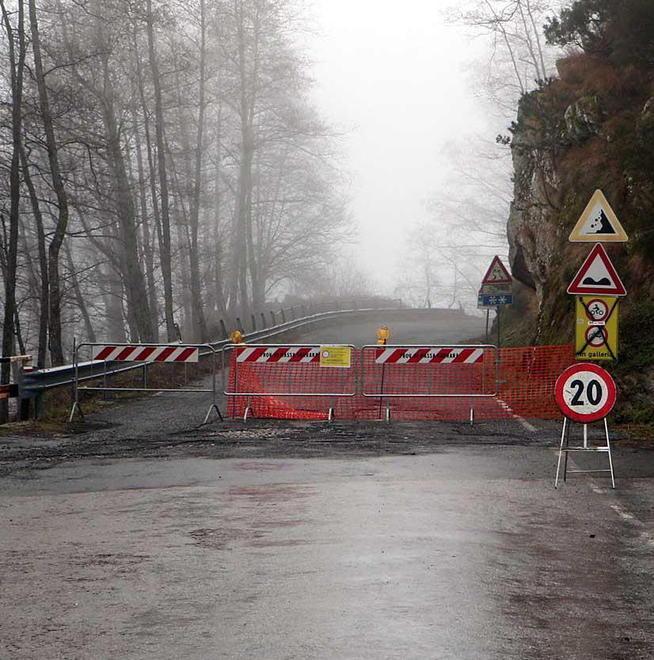 Frana nella notte chiusa la Provinciale a Pian della Fioba 