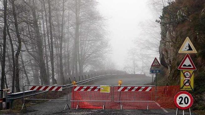 Frana nella notte chiusa la Provinciale a Pian della Fioba