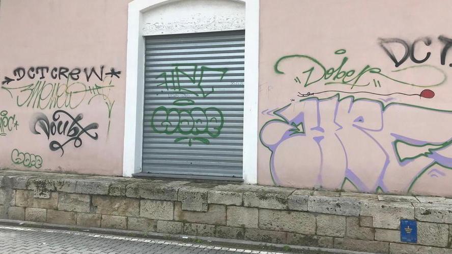 Vuota e sporca la stazione chiede aiuto