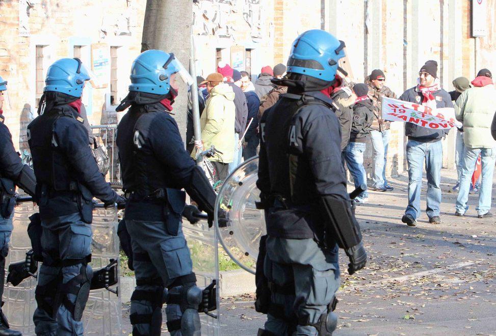 I sindacati: polizia allo stremo rinviate il derby Spal-Bologna