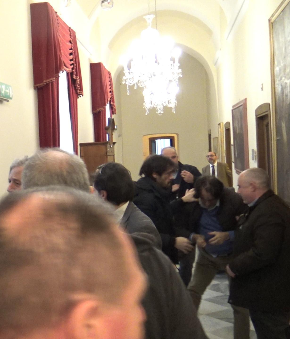 Il sindaco: «Violenza tipica del fascismo»