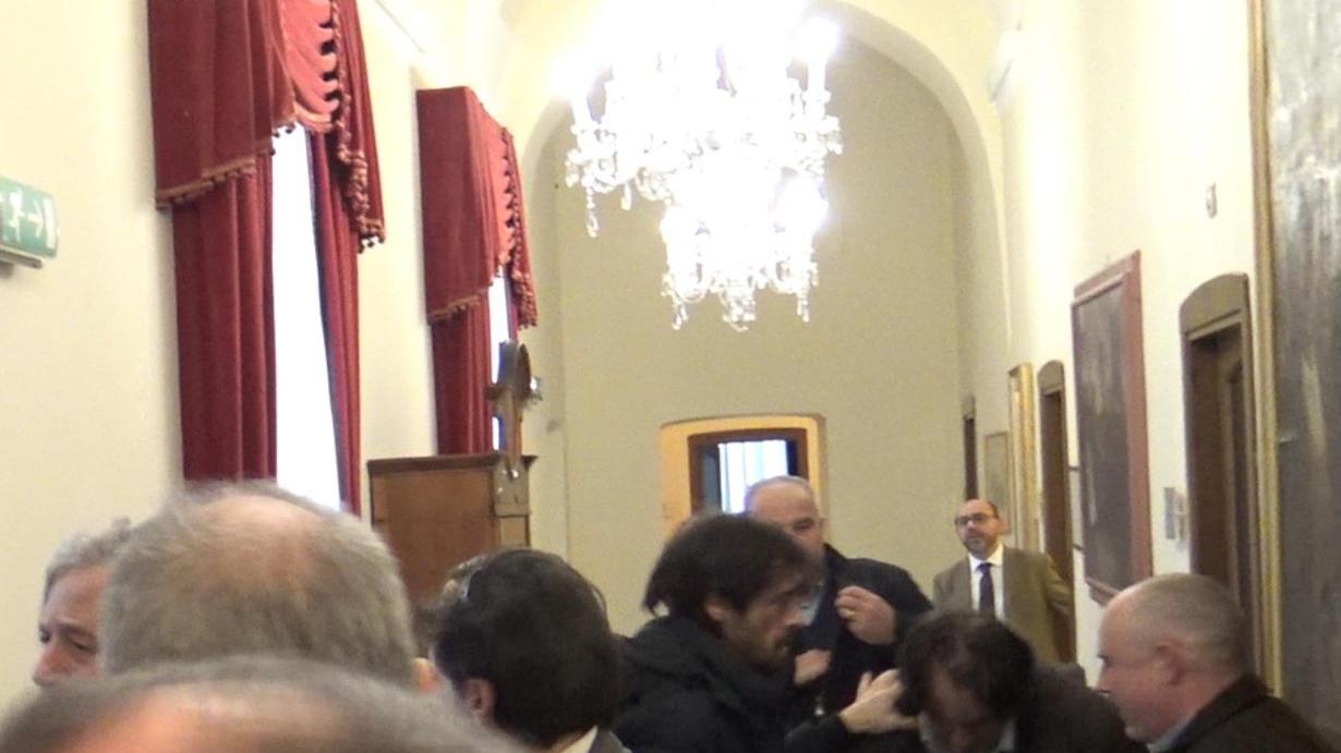 Il sindaco: «Violenza tipica del fascismo»
