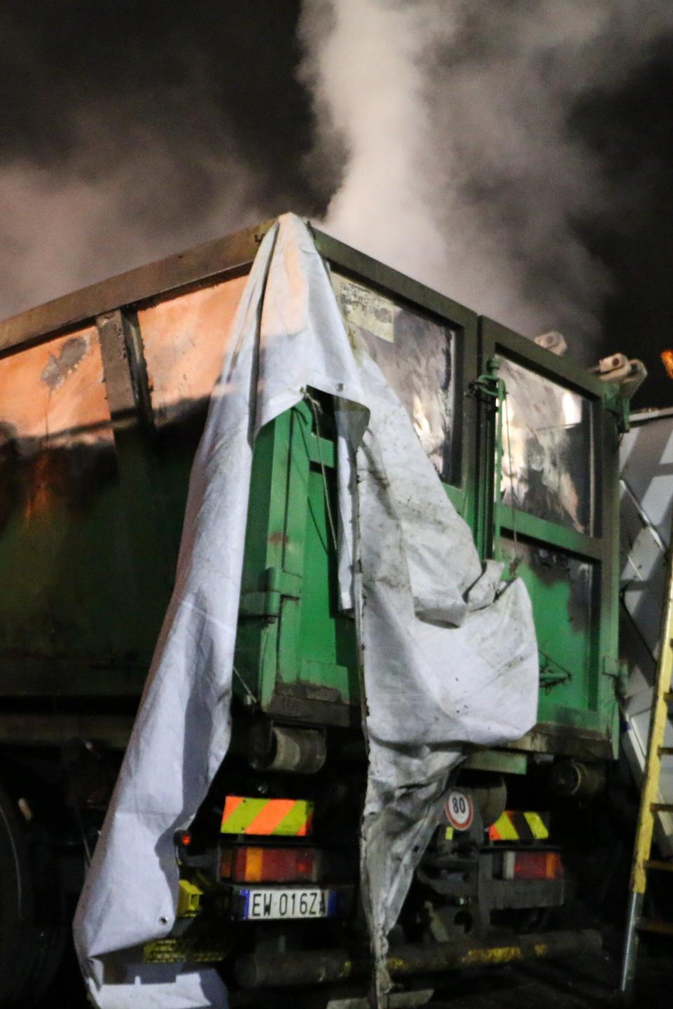 Sorso, raid all’ecocentro: incendiati quattro mezzi 