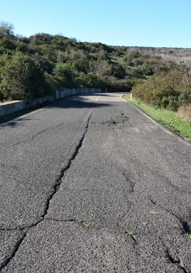 Strada del lago chiusa Non ci sono i fondi per riparare le buche 