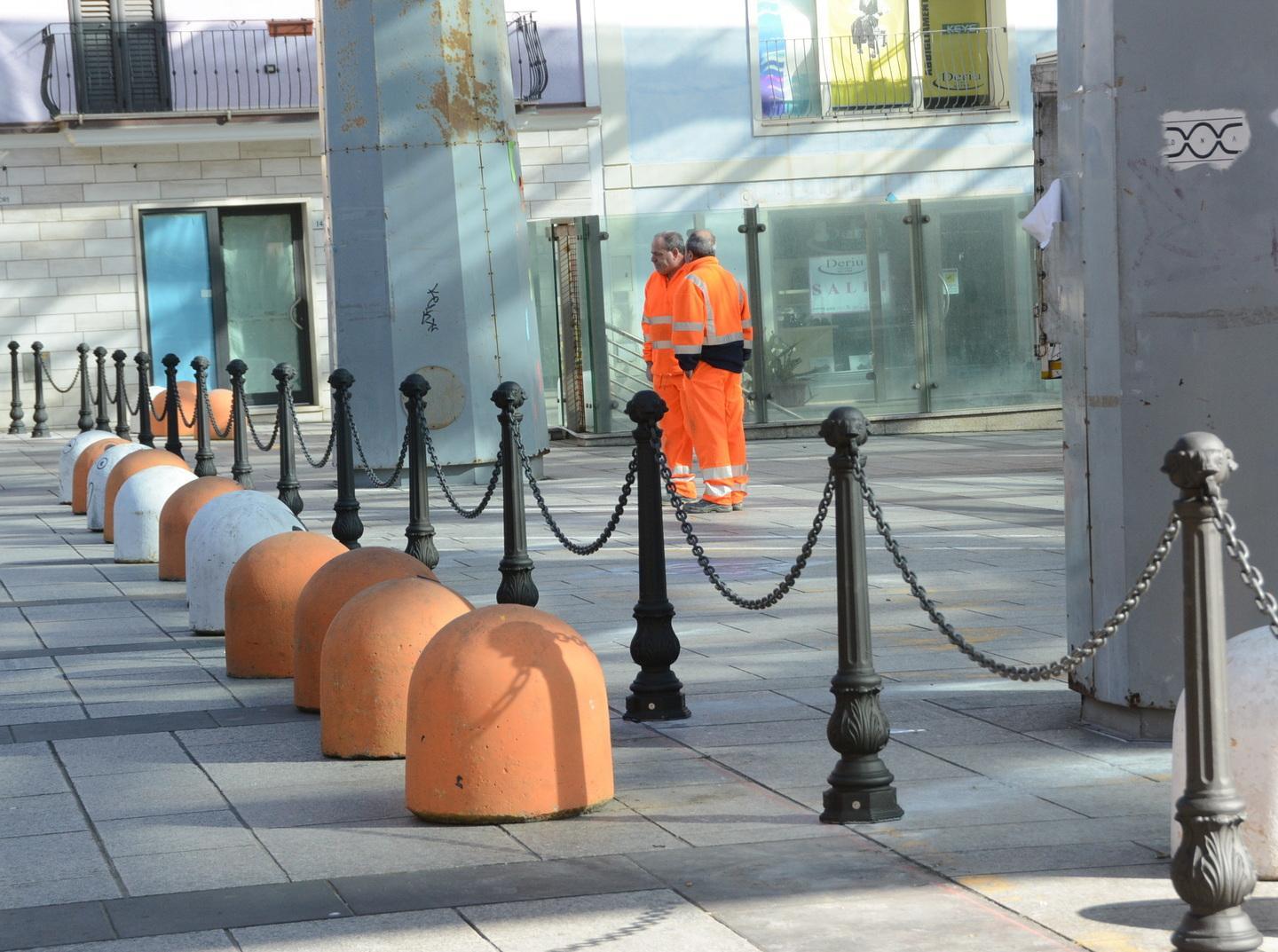 Paletti in piazza Mercato contro la sosta selvaggia 