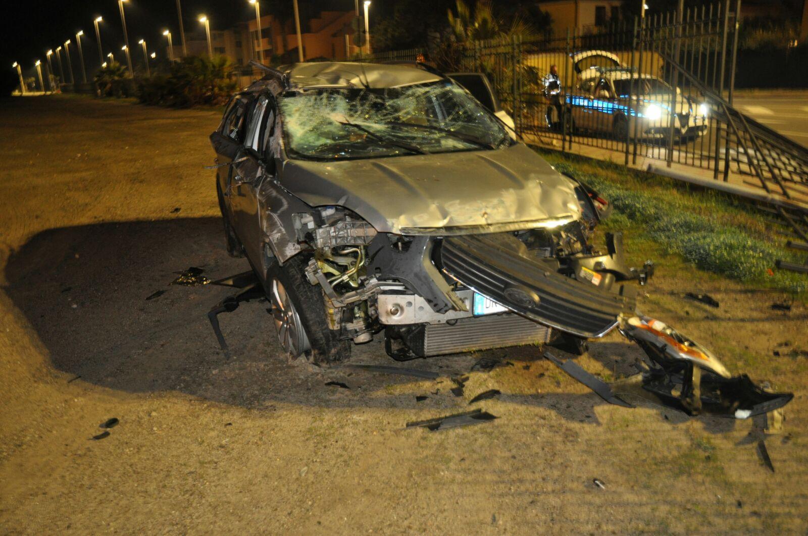 L'auto che si è ribaltata più volte (foto Mario Rosas)