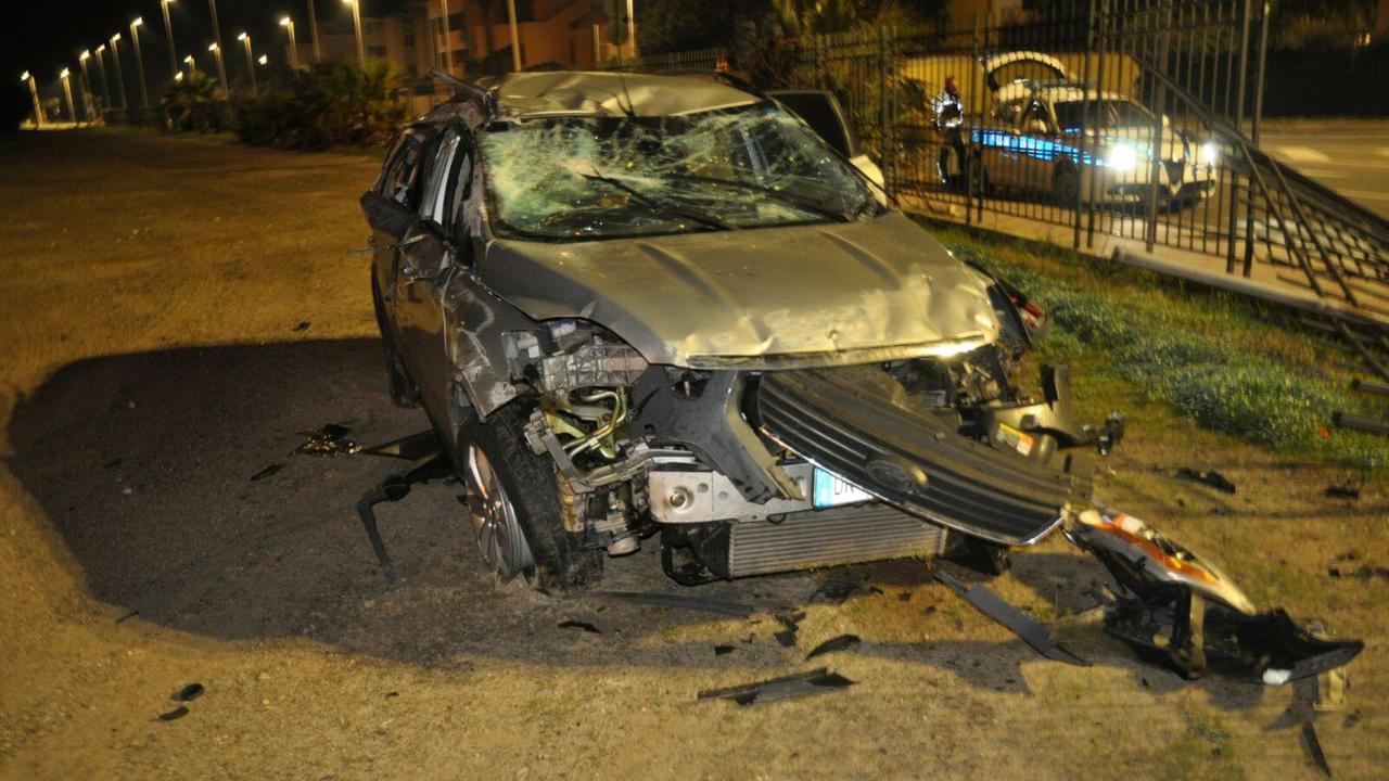 L'auto che si è ribaltata più volte (foto Mario Rosas)