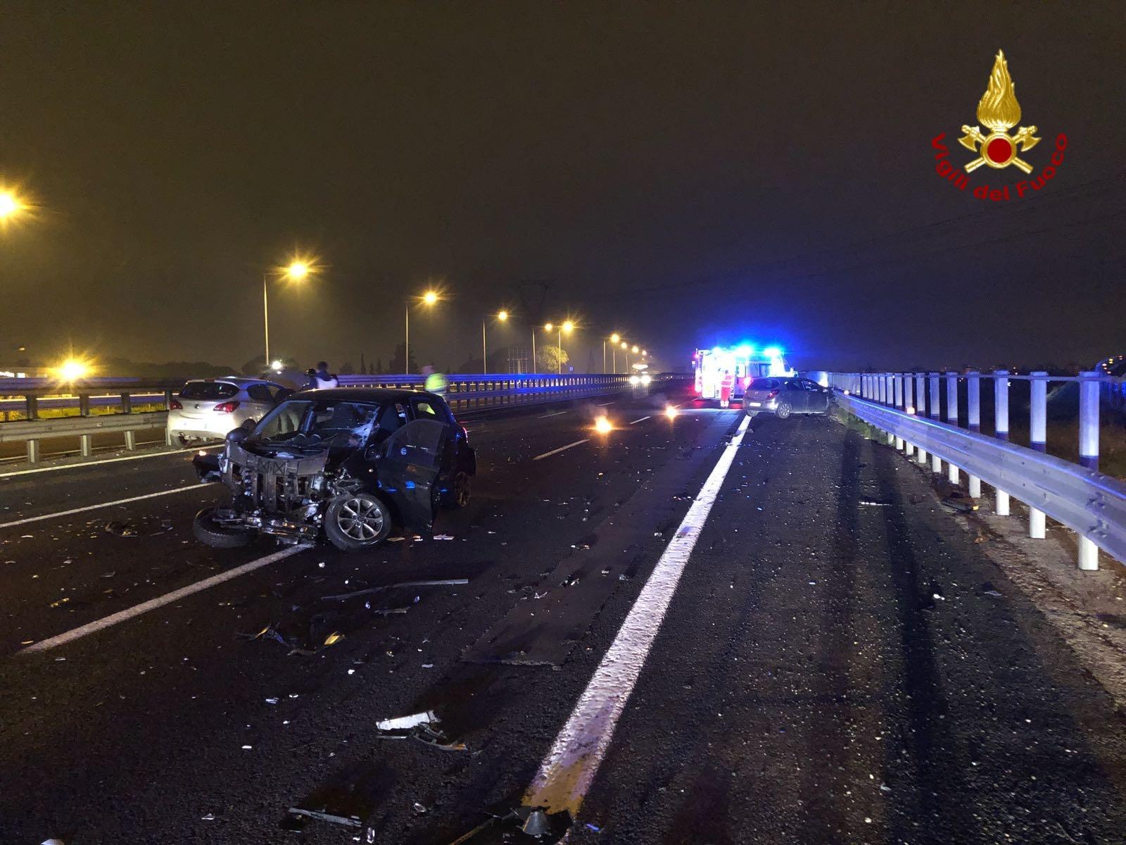 Un'auto semidistrutta nell'incidente tra i caselli di Calenzano e Scandicci