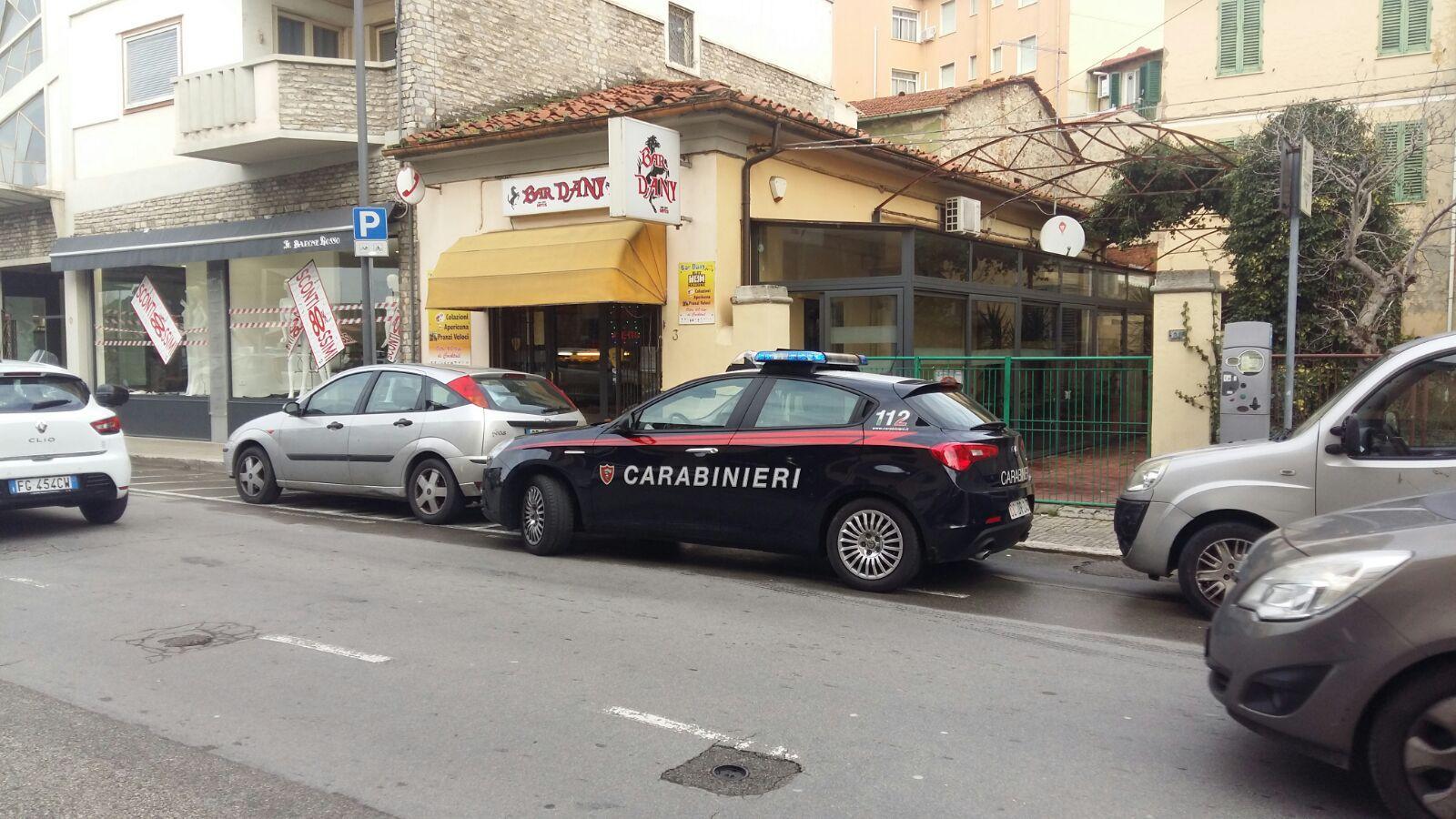 Una pattuglia dei carabinieri davanti al Bar Dany