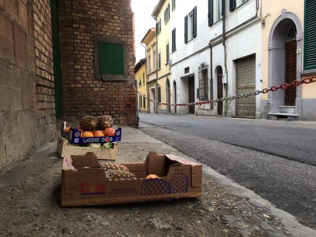 Le casse di frutta lasciate dal ladro