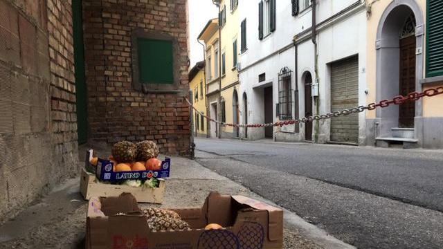 Le casse di frutta lasciate dal ladro