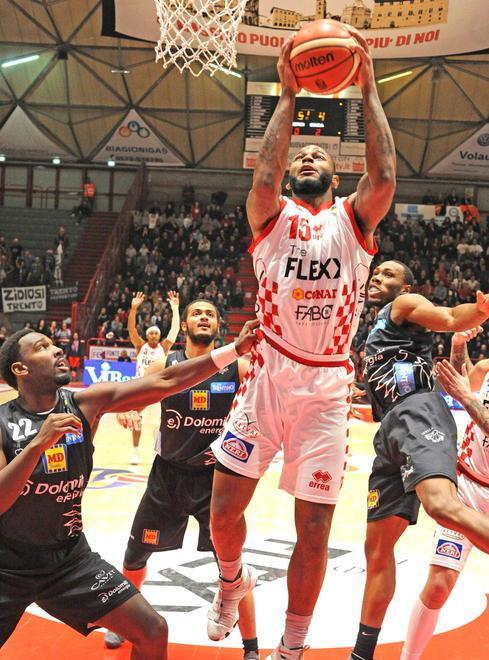 Jaylen Bond a canestro
