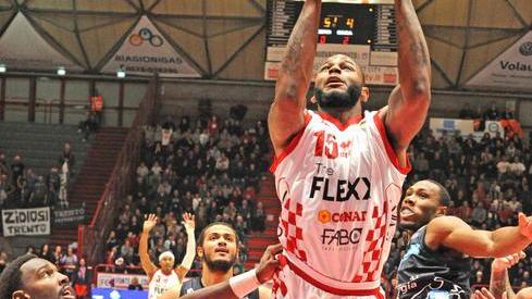 Jaylen Bond a canestro