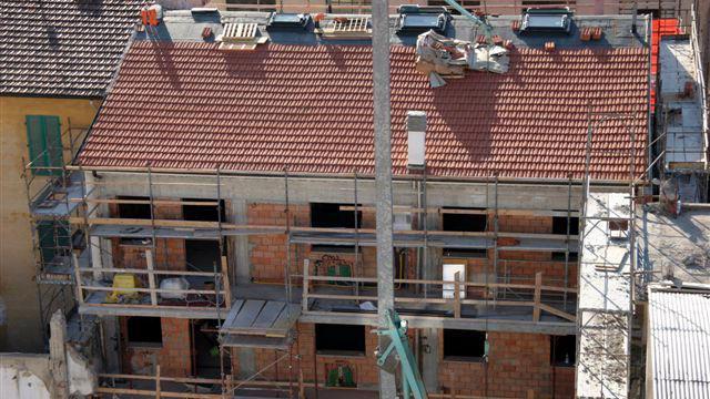 Il cantiere di via Castagnoli dove morì l'operaio