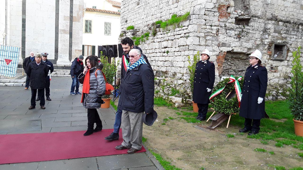 La cerimonia in piazza Santa Maria delle Carceri