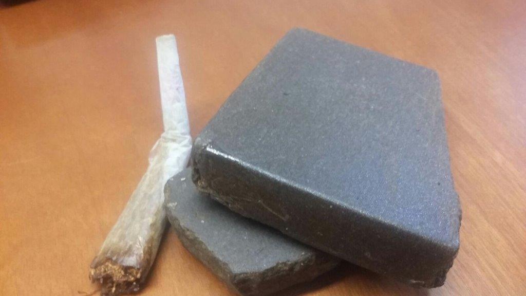 Un panetto di hashish (foto d'archivio)