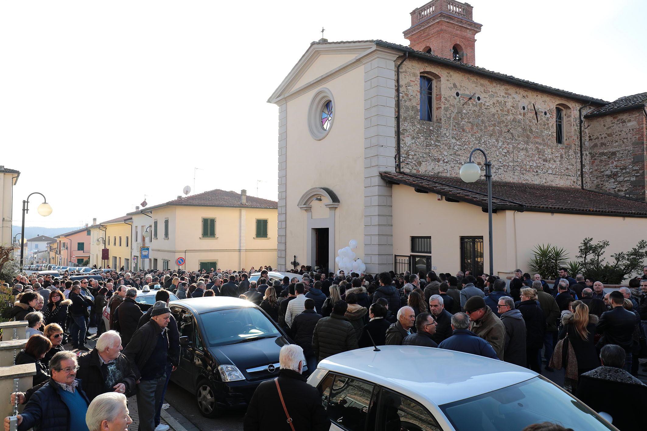 Il funerale della bambina morta (foto agenzia Sestini)