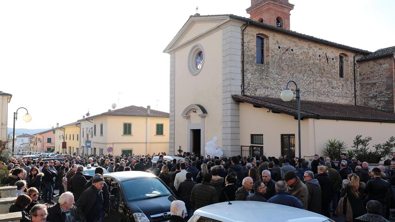 Il funerale della bambina morta (foto agenzia Sestini)