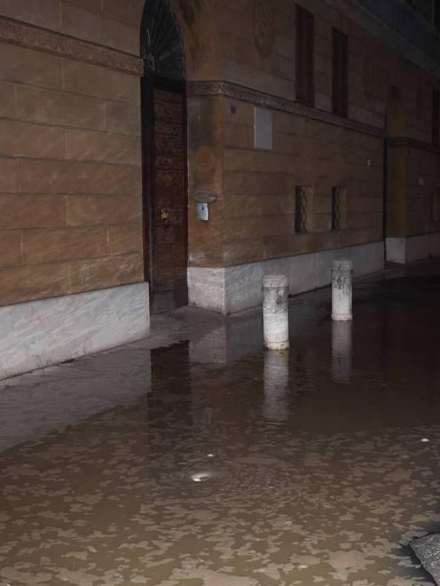 Tubatura rotta per un guasto Allagamenti in via Matteotti 