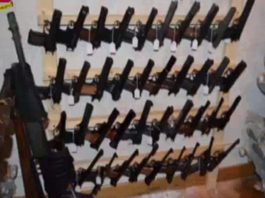 Maxi-arsenale, per il perito non si tratta di armi da guerra