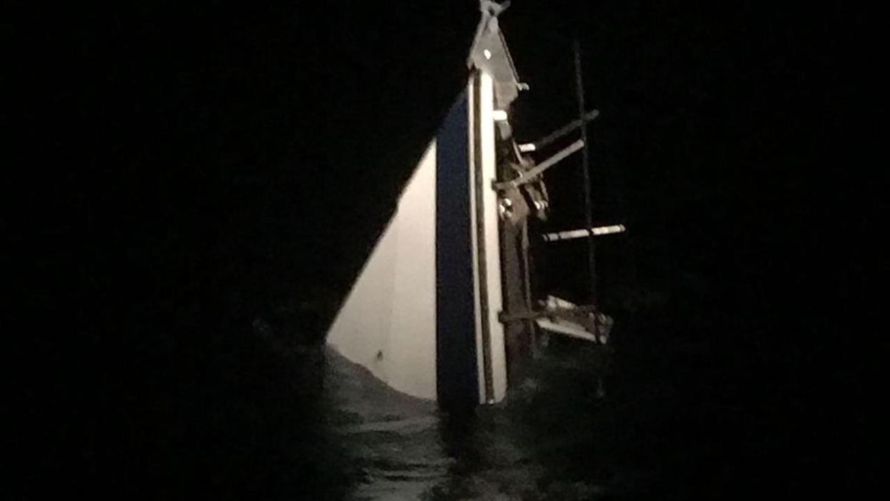 Misterioso naufragio di una barca rubata dai moli del porto turistico 