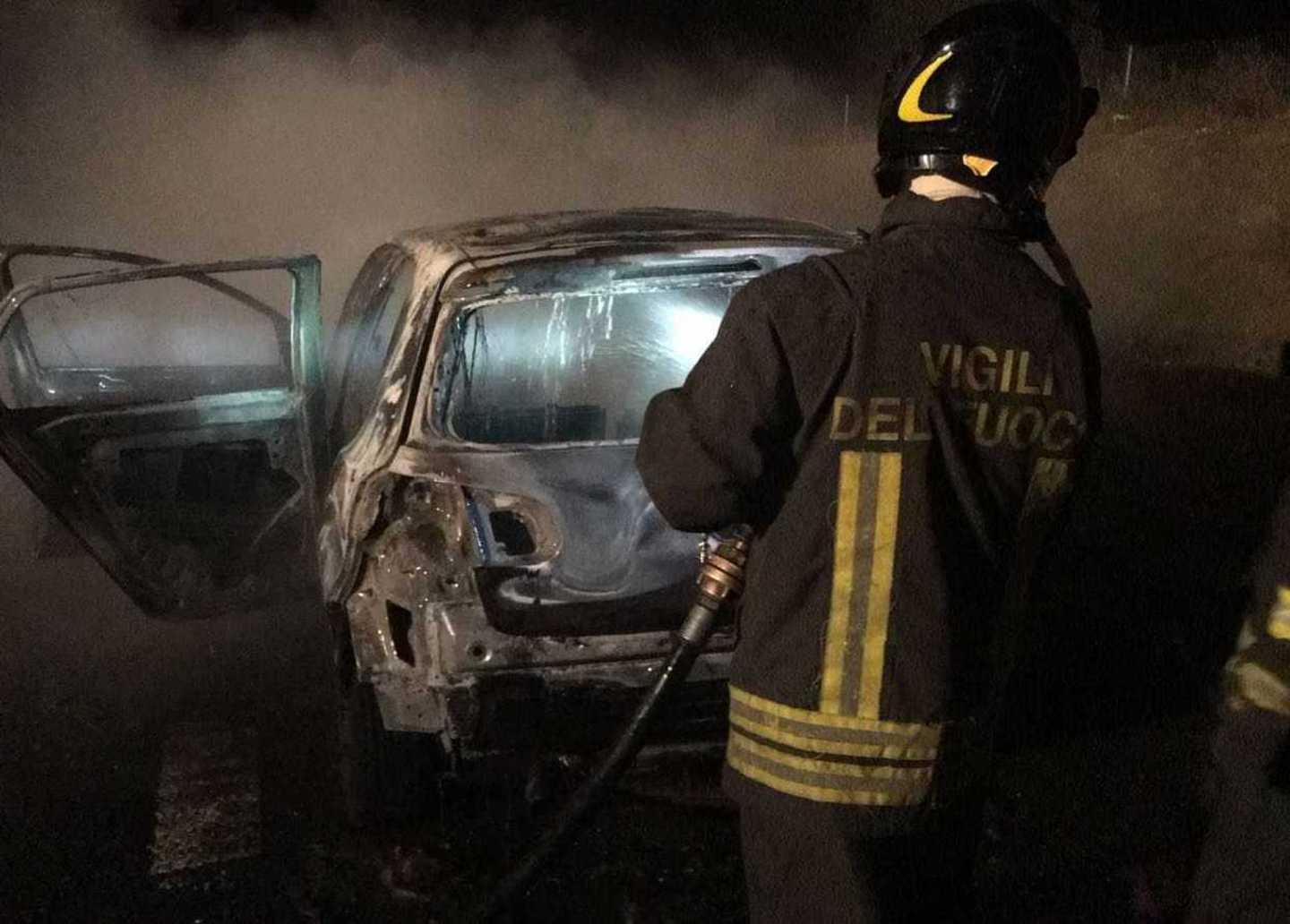 Auto in fiamme, paura nella notte