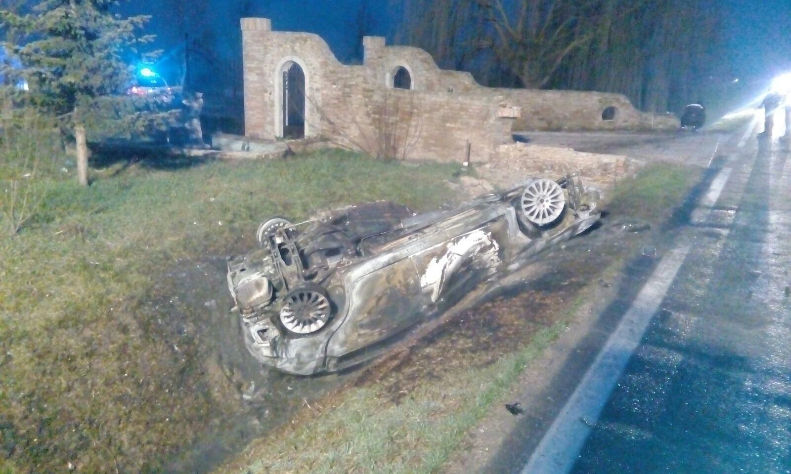 L'auto ribaltata e bruciata in via di Mezzo a Nonantola