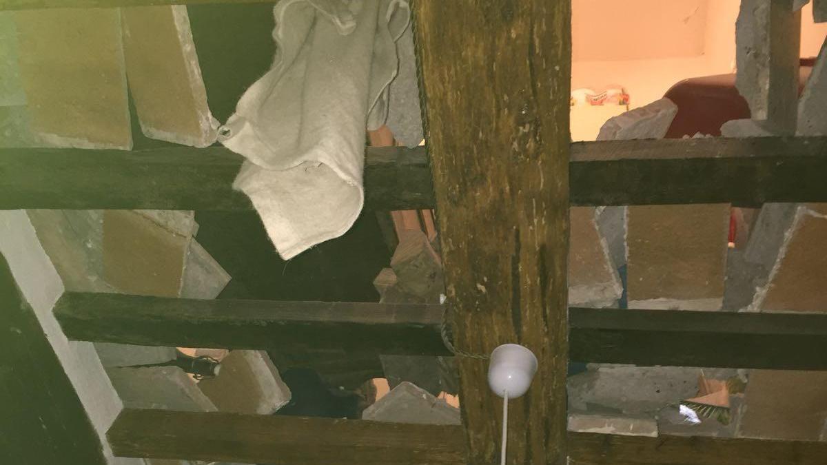 I danni provocato nella casa dallo scoppio (foto Vigili del fuoco)