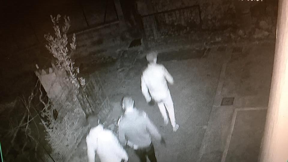 Tre ladri ripresi da una telecamera a Piano di Mommio