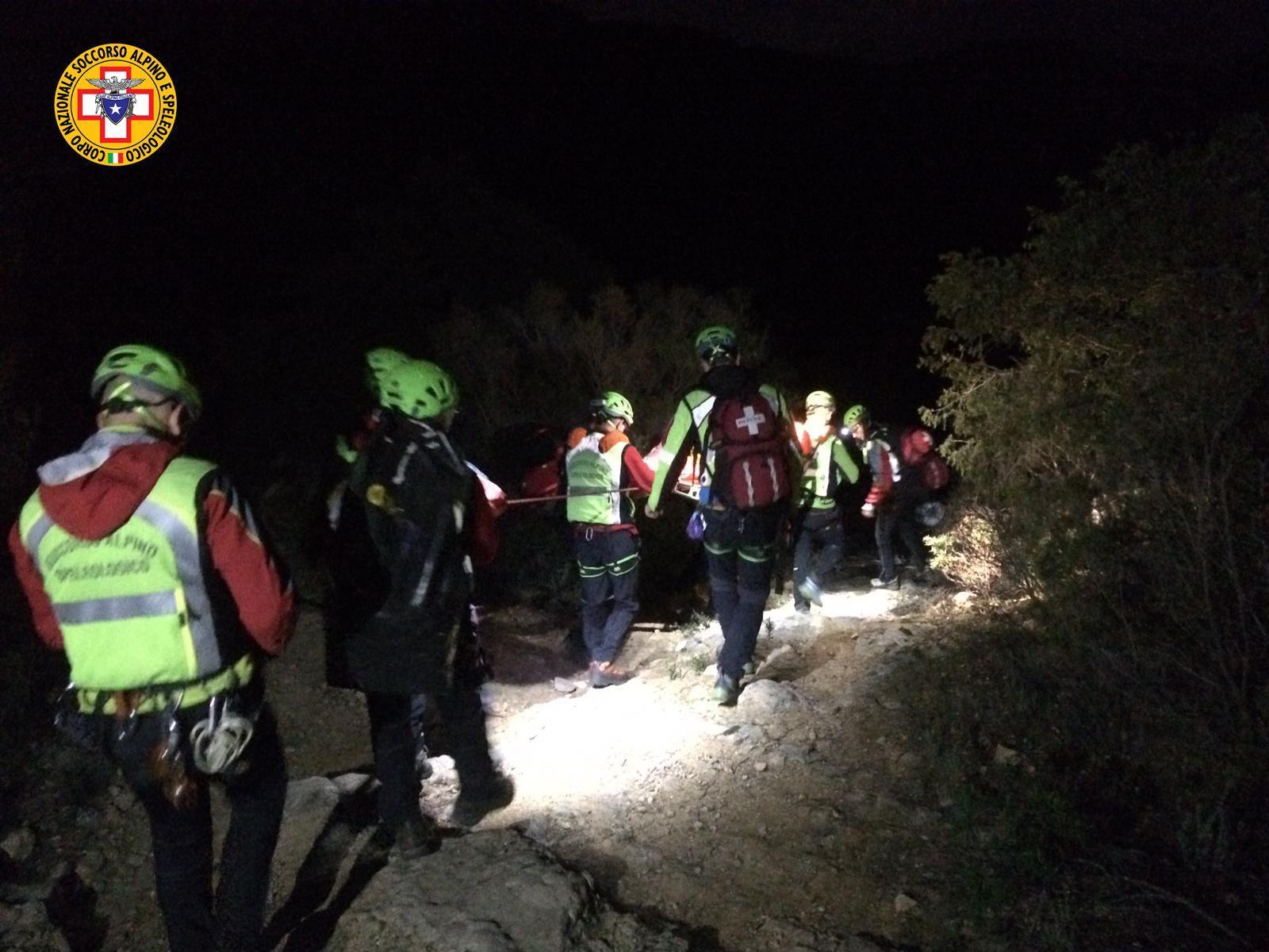 Si rompe una gamba in escursione: riportato a valle dal Soccorso alpino