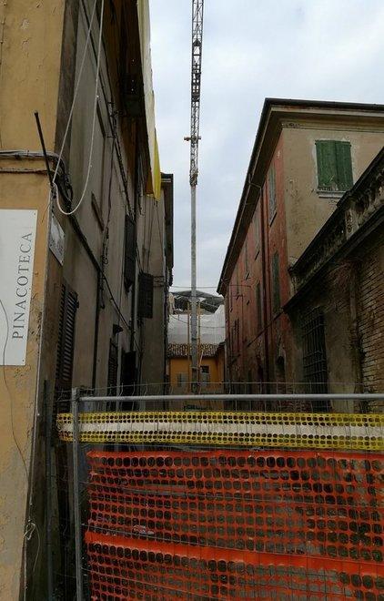 La gru incombe sull’ufficio postale «Siamo preoccupati»