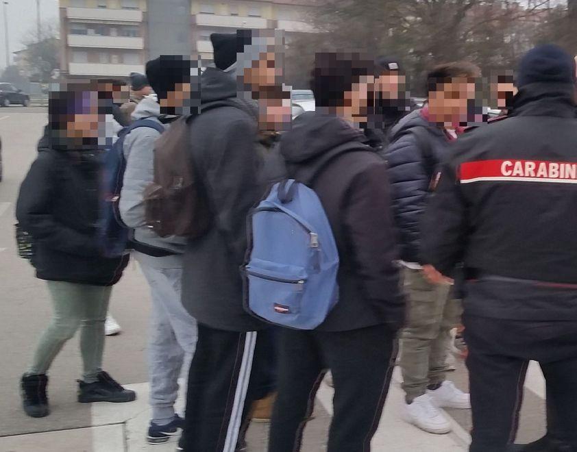 Freddo e pioggia in aula Gli studenti fuori da scuola 