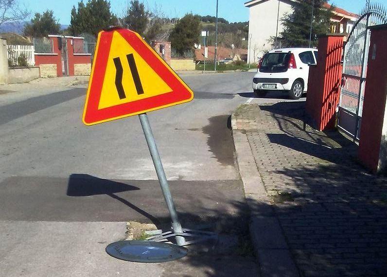 Cartello pendente ostacola il traffico