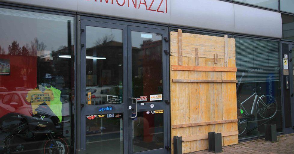 Una residente sventa il furto al negozio di bici Simonazzi