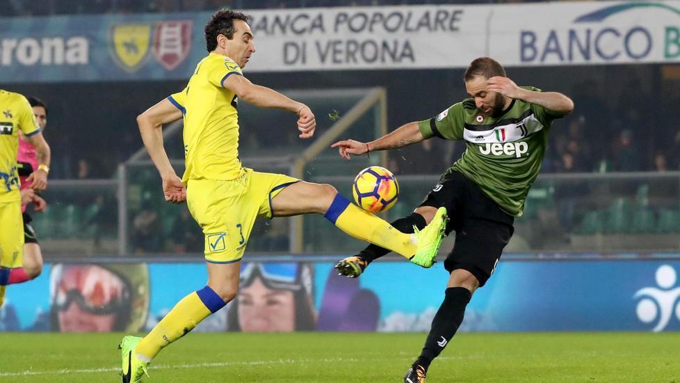 La Juventus fa bottino a Verona Ma quanta fatica col Chievo in 9 